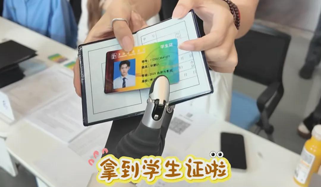 全国首位机器人博士生报到,与同届新生央视主播互动,还到图书馆看书!现场视频曝光(视频/组图) - 2