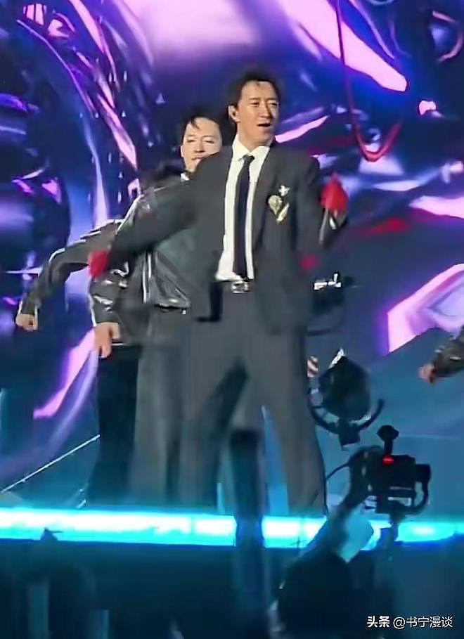 韩庚演唱会被嘲吃相难看！脸僵像王阳身材像黄渤，舞都跳不动了（组图） - 8