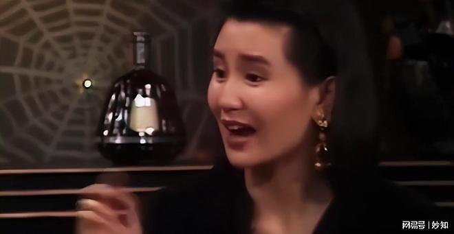 60岁张曼玉定居法国：瘦成皮包骨，戴LV丝巾钻鸡窝，网友称不理解（组图） - 6