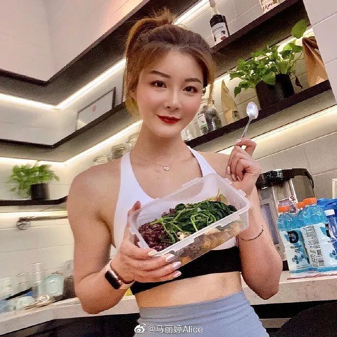 【美女】90后上海女私教晒照,98cm+的蜜桃翘臀,你愿意买她的课吗?(组图) - 7