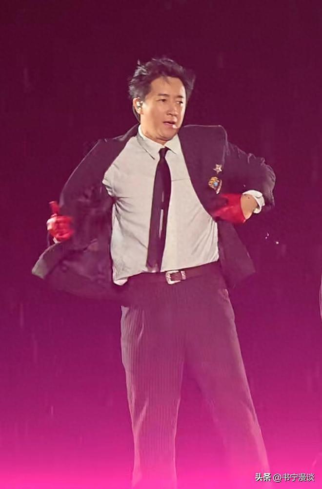 韩庚演唱会被嘲吃相难看！脸僵像王阳身材像黄渤，舞都跳不动了（组图） - 1