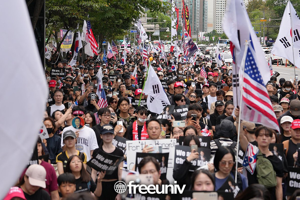 柯克遇刺身亡，大批韩国民众上街游行！反对中国游客免签入境（视频/组图） - 2