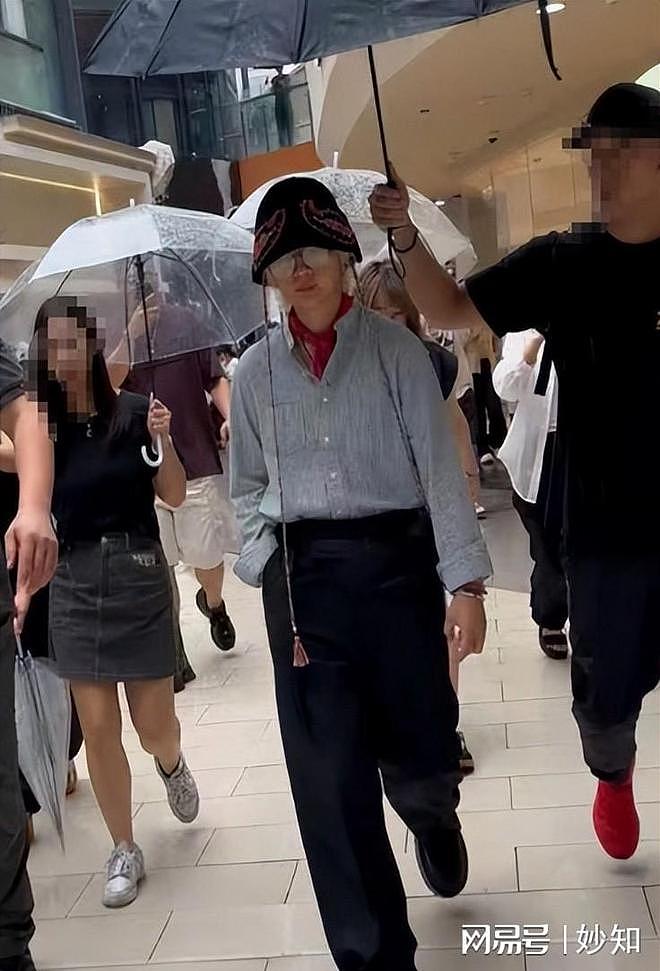 60岁张曼玉定居法国：瘦成皮包骨，戴LV丝巾钻鸡窝，网友称不理解（组图） - 10