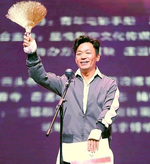 程青松关注列表曝光，满屏是美男子，骚扰职场新人，四处喊老婆（组图） - 6