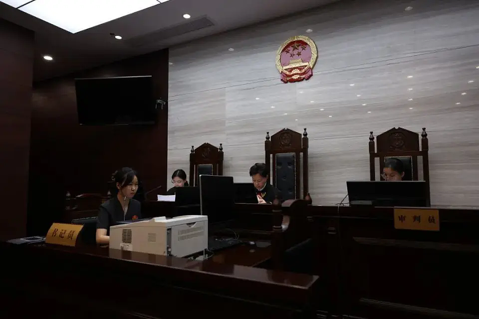 震惊！上海女子离世，留下俩美籍女儿将被驱逐出境？生父身份成谜...（组图） - 3