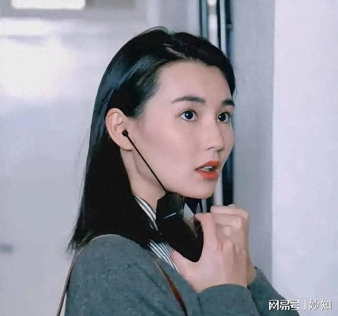 60岁张曼玉定居法国：瘦成皮包骨，戴LV丝巾钻鸡窝，网友称不理解（组图） - 1