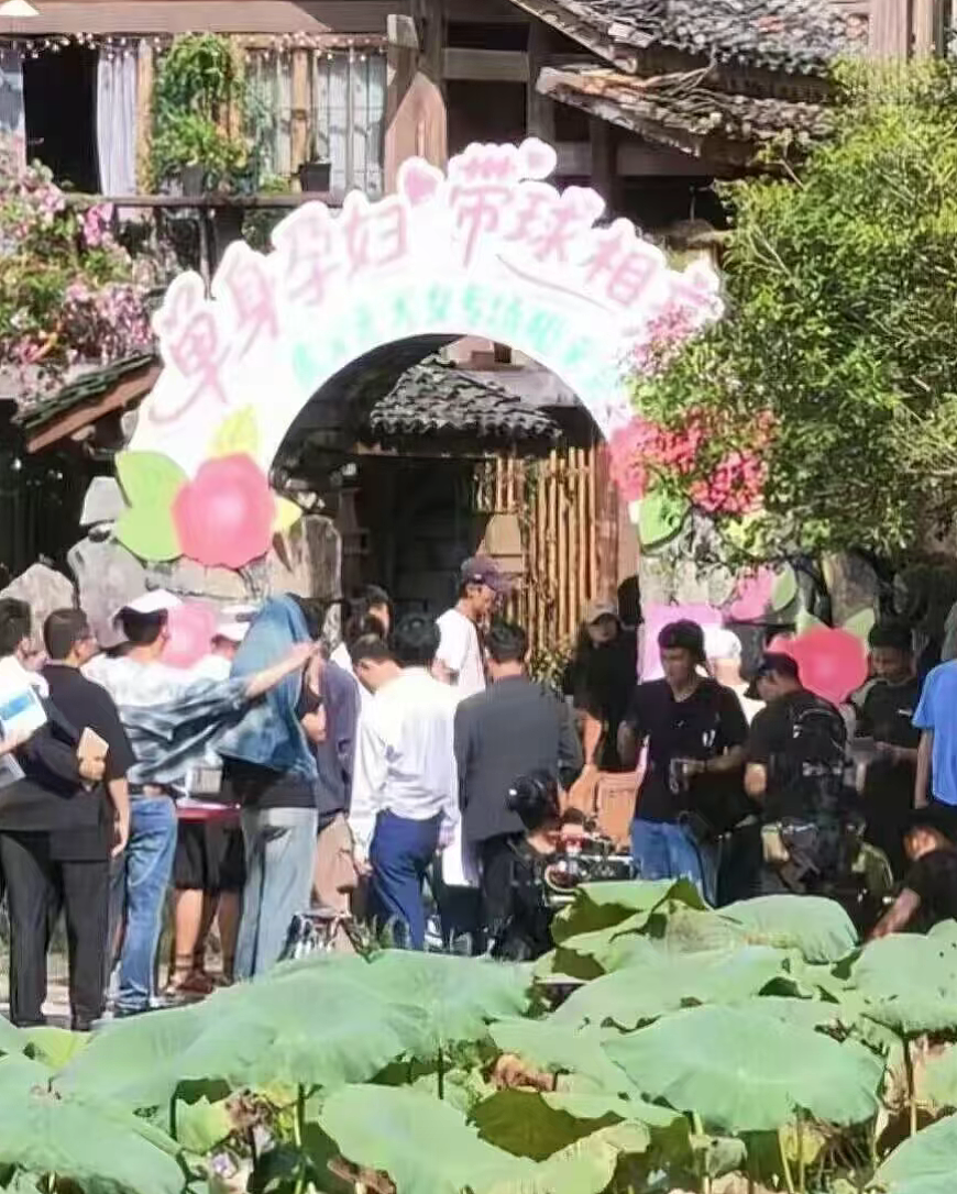 某地被抓拍有孕妇“带球相亲”会，离谱择偶要求堪称大型许愿现场（视频/组图） - 1