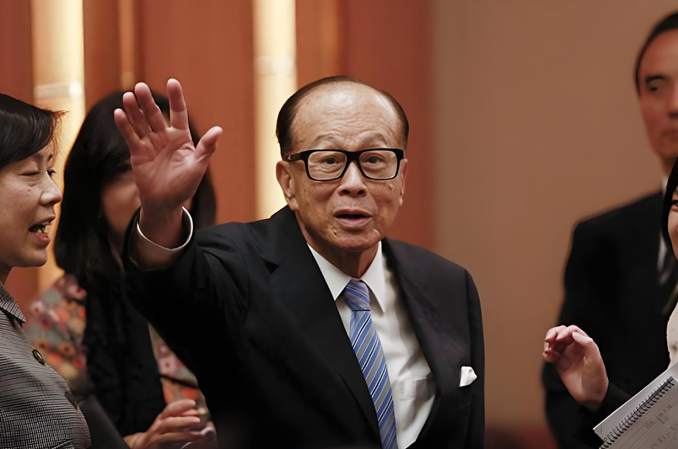 97岁李嘉诚：2909亿身价不惧“油尽灯枯”，忧心2个儿子无力接班（组图） - 1