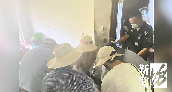 上海女子崩溃!男邻居对着家门口撒尿,更让整个小区人心惶惶的是(组图) - 12