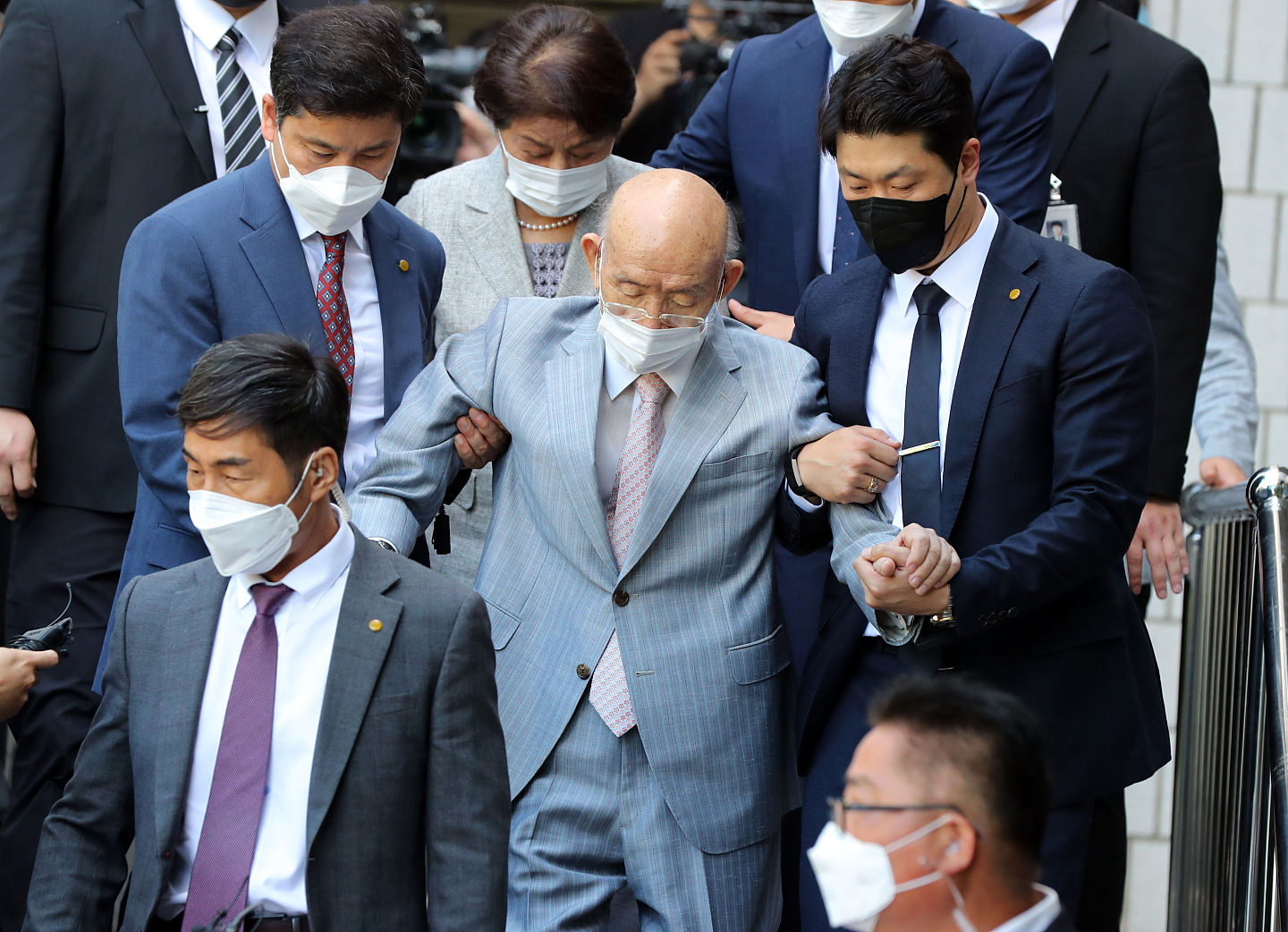 独裁者全斗焕死后4年仍未下葬！骨灰瓮只能放自家庭院（组图） - 3
