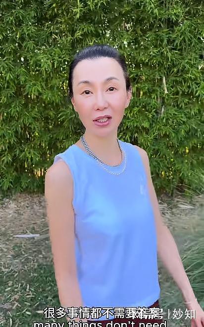 60岁张曼玉定居法国：瘦成皮包骨，戴LV丝巾钻鸡窝，网友称不理解（组图） - 15