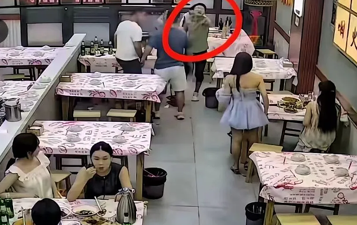露背装女生吃饭被猥琐男摸头，看完现场视频却有人怪她穿黑丝（视频/组图） - 3