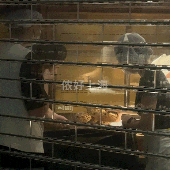 看着都心疼!上海网红面包店竟把当天卖不完的面包全扔了?网友:为什么不打折?(组图) - 6