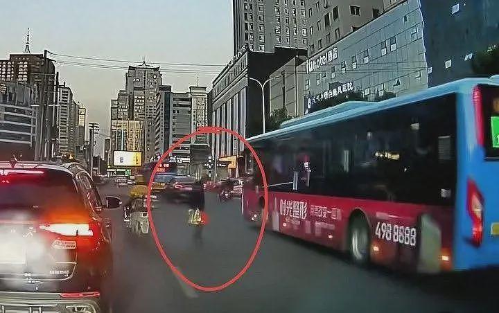 扶老人过马路被打后续:老人已找到,目击者发声,警方:需要道歉(视频/组图) - 1