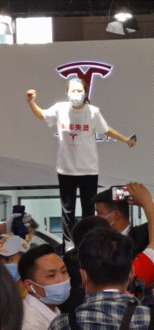 历时4年！“车顶维权”女车主胜诉：特斯拉需提供完整行车数据！此前她被上海法院判赔17万（组图） - 3