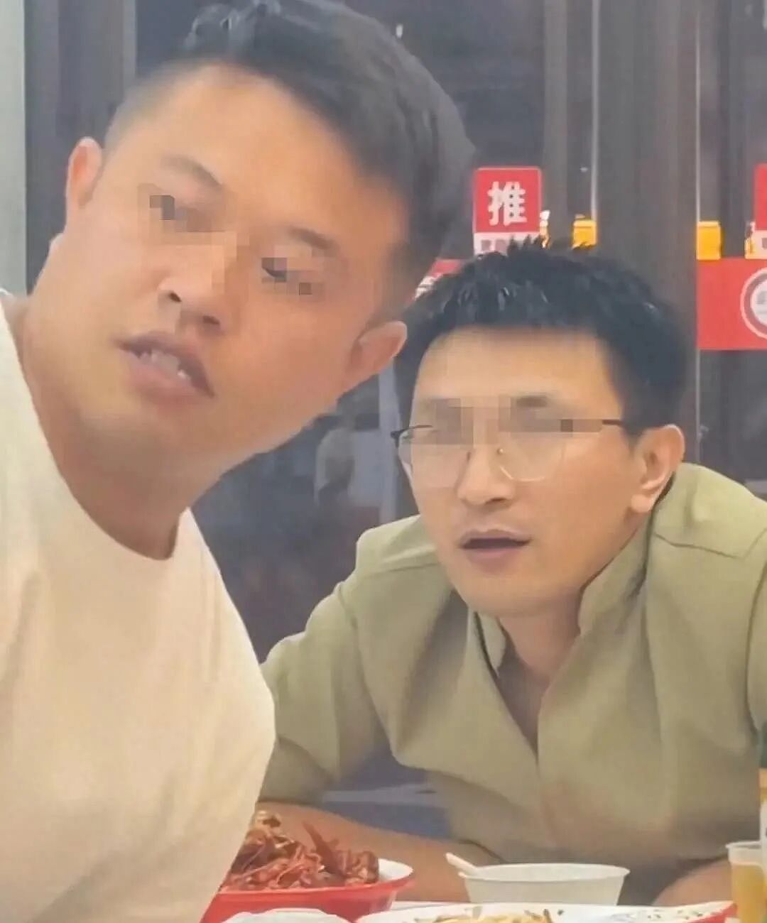 露背装女生吃饭被猥琐男摸头，看完现场视频却有人怪她穿黑丝（视频/组图） - 6