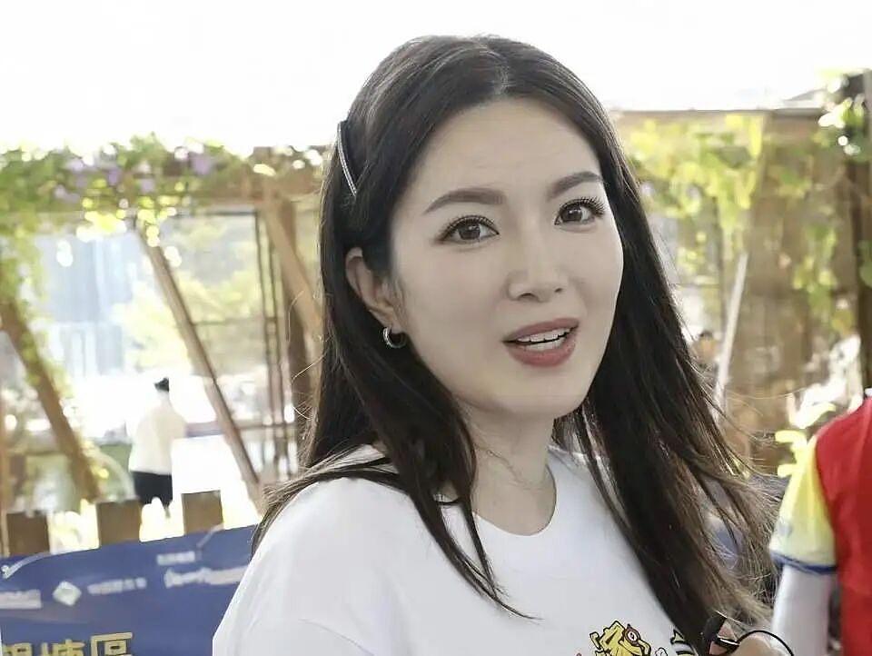 香港知名女星宣布离婚，恢复单身将复出拍剧，择偶优先考虑爱狗人士（组图） - 3
