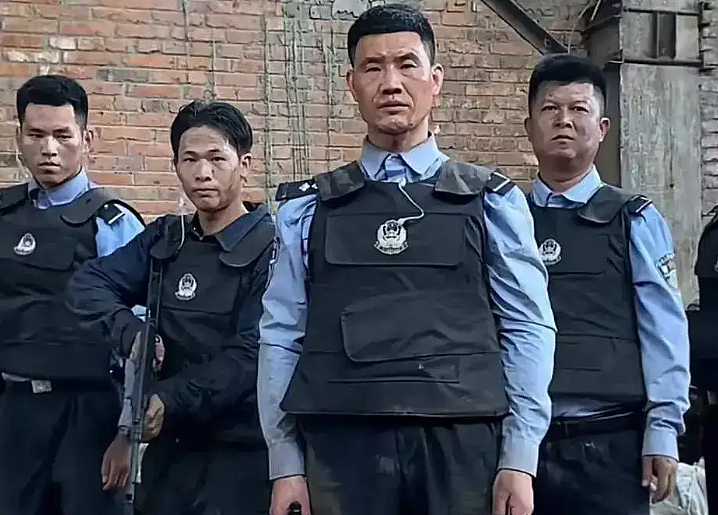 嘎子哥谢孟伟穿警服带货被举报，云南警方介入调查了（组图） - 11