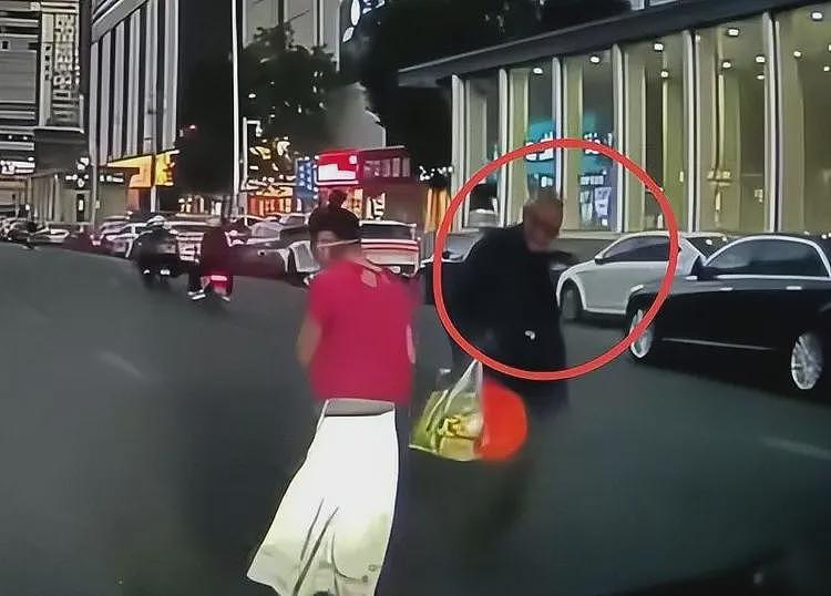 扶老人过马路被打后续:老人已找到,目击者发声,警方:需要道歉(视频/组图) - 5
