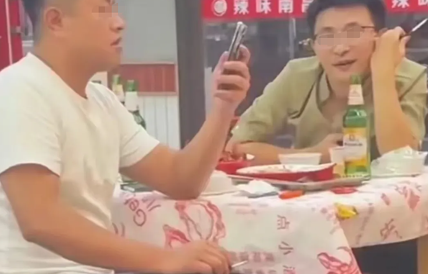 露背装女生吃饭被猥琐男摸头，看完现场视频却有人怪她穿黑丝（视频/组图） - 15
