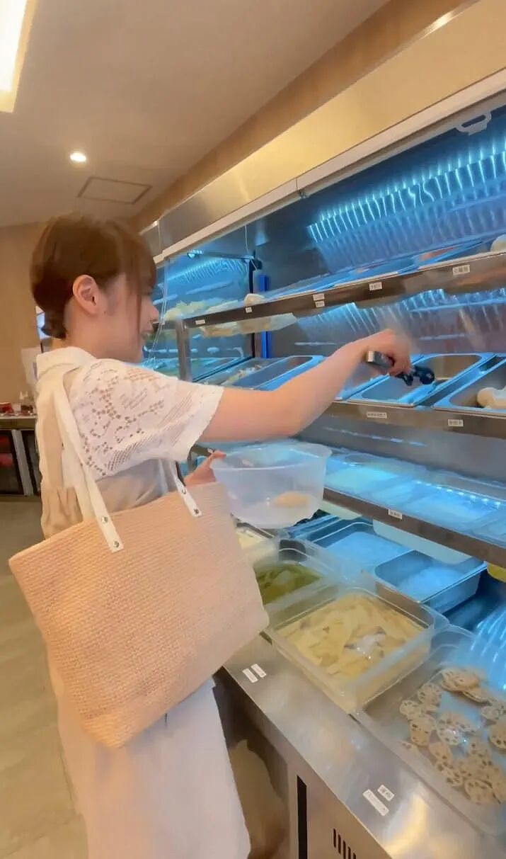 中式麻辣烫输出日本！樱花妹美美打扮排队出片，还专做麻辣烫评测...（组图） - 14