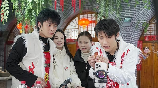 三只羊复播！嘴哥紧张，乔妹瘦了，小杨哥缺席，小黄在外网爆红（组图） - 1