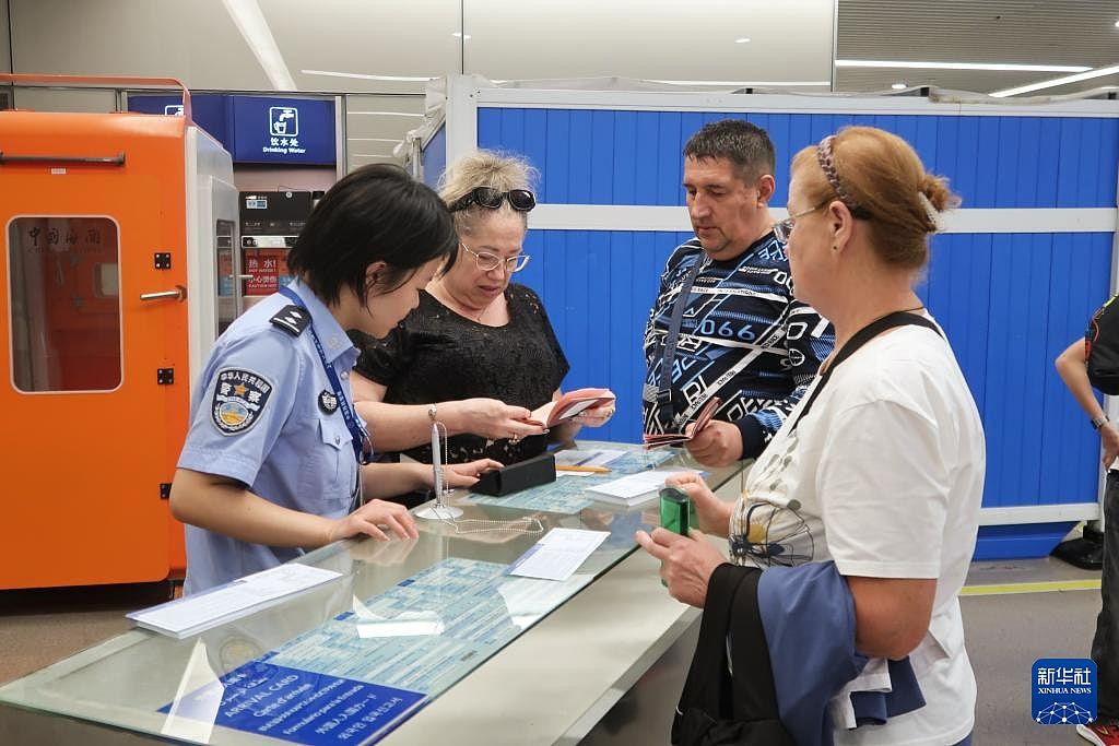 中国对俄罗斯试行免签生效，首批旅客赴内地，通关时间不到2分钟（组图） - 7