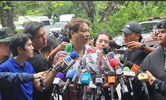 饲养员主动背对狮群,被咬了都一动不动?诡异一幕让人怀疑他故意自杀…(组图) - 9