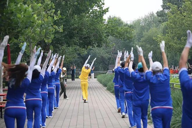 “暴走团”老人委屈:辛苦一辈子,老了健身还要看人脸色(组图) - 4