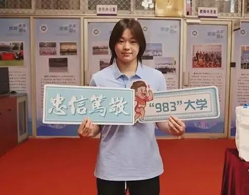 全红婵参加暨南大学开学典礼，校领导为她颁发校徽（组图） - 7