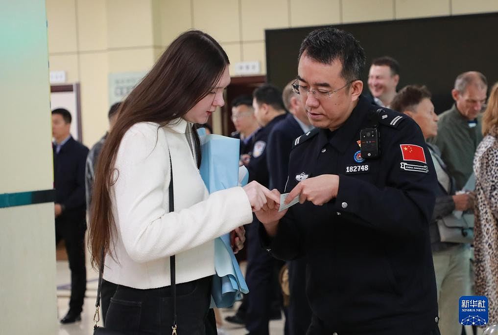 中国对俄罗斯试行免签生效，首批旅客赴内地，通关时间不到2分钟（组图） - 6