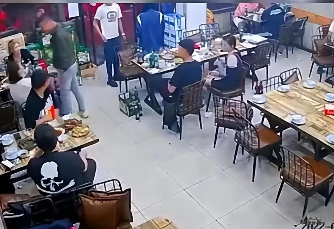 露背装女生吃饭被猥琐男摸头，看完现场视频却有人怪她穿黑丝（视频/组图） - 11