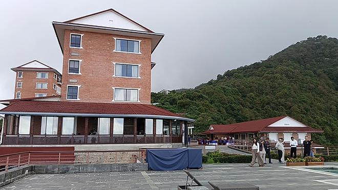 华人亲历尼泊尔骚乱：所住酒店被砸，抗议人群没攻击游客，还欢迎拍视频（组图） - 3