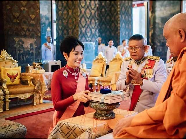 王后破冰亮相，贵妃疑遭放逐？泰王室后宫大戏，两女人的平行人生（组图） - 6
