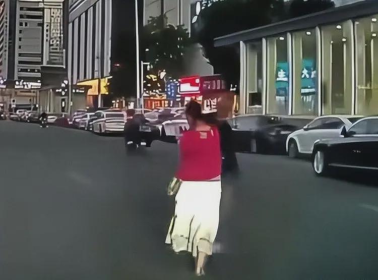 扶老人过马路被打后续:老人已找到,目击者发声,警方:需要道歉(视频/组图) - 17