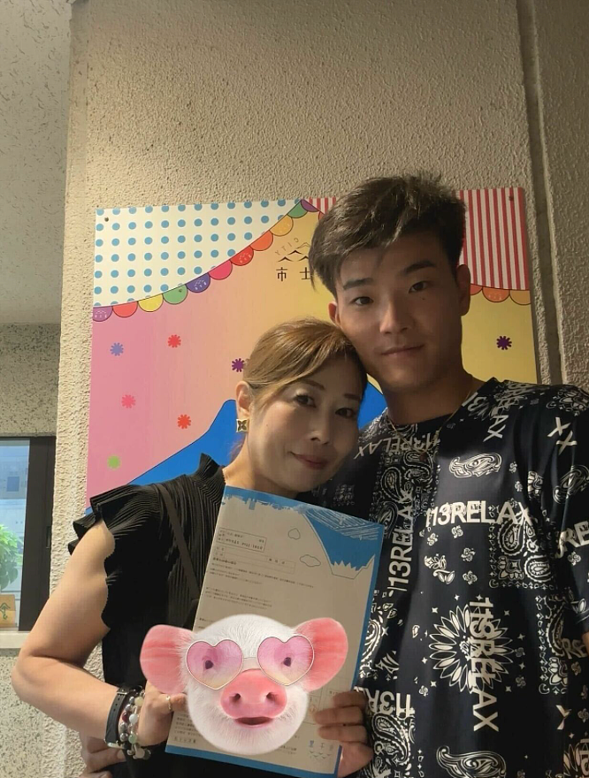 日本男子小时候对大21岁同学亲妈一见钟情,长大后展开猛烈追求,终成眷属?!(组图) - 16
