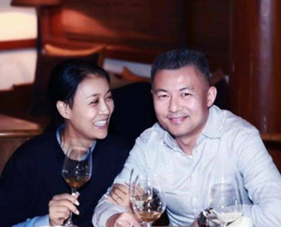 那英老公孟桐风波后首现身，拄拐现身医院（组图） - 8
