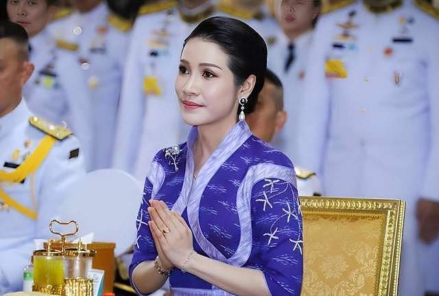 王后破冰亮相，贵妃疑遭放逐？泰王室后宫大戏，两女人的平行人生（组图） - 4