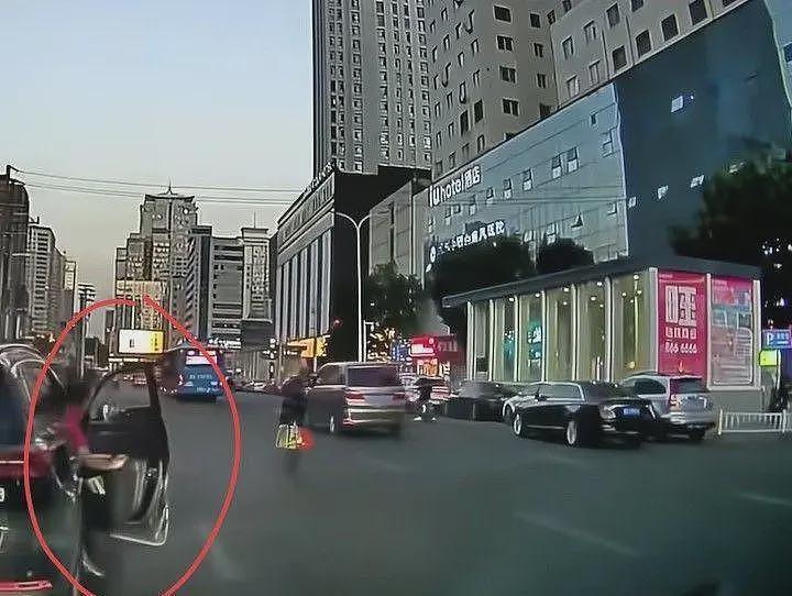 扶老人过马路被打后续:老人已找到,目击者发声,警方:需要道歉(视频/组图) - 2