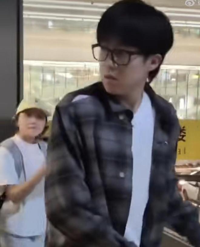 别怼我脸拍!王楚钦怒了,遭尾随回头瞪对方,女球迷内讧1人被撞(组图) - 1
