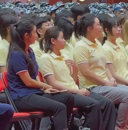 全红婵参加暨南大学开学典礼，校领导为她颁发校徽（组图） - 5