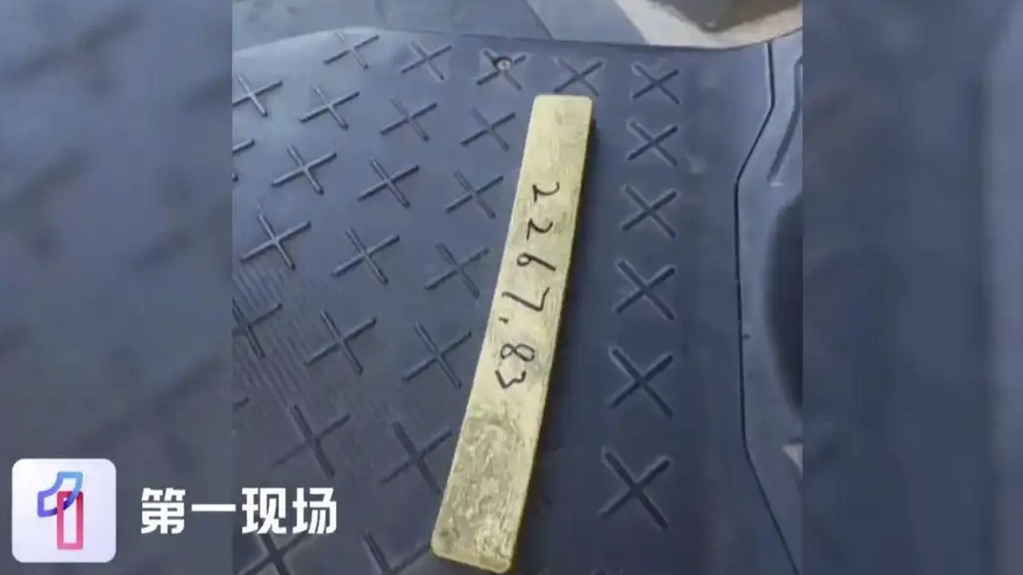 深圳交警手持价值800万金条执勤，自曝：有民众捡到，我也很错愕（视频/组图） - 3