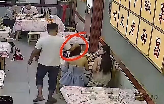 露背装女生吃饭被猥琐男摸头，看完现场视频却有人怪她穿黑丝（视频/组图） - 2