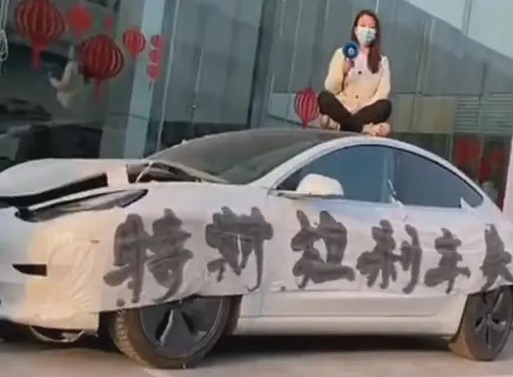 历时4年！“车顶维权”女车主胜诉：特斯拉需提供完整行车数据！此前她被上海法院判赔17万（组图） - 2