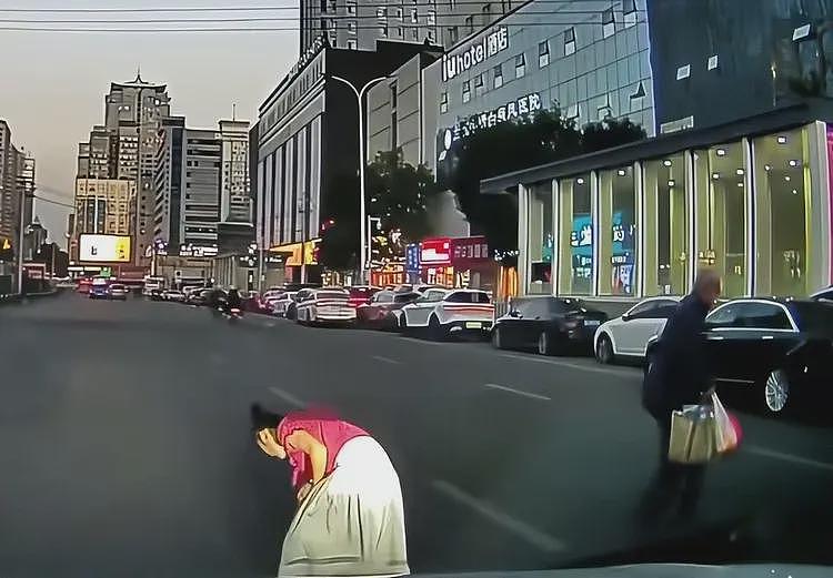 扶老人过马路被打后续:老人已找到,目击者发声,警方:需要道歉(视频/组图) - 6
