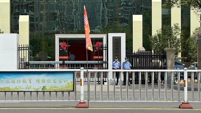 12岁女孩被虐待致死案二审未宣判,生母:生父还为继母哭泣求情,说她不是故意杀人(组图) - 1