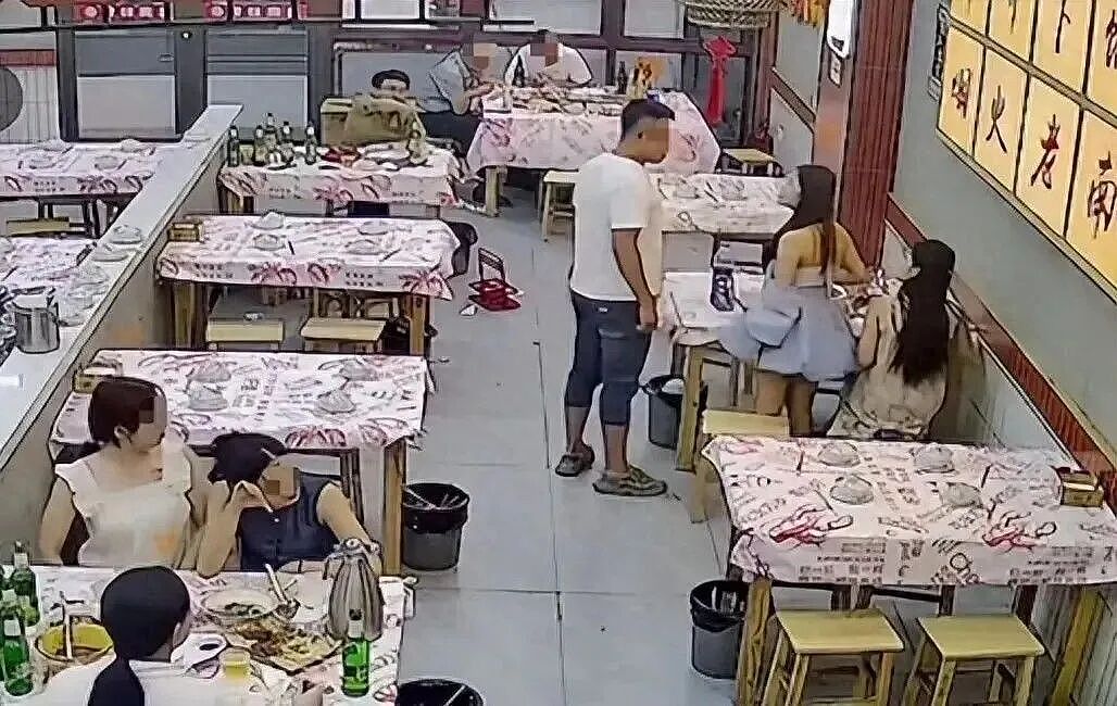 露背装女生吃饭被猥琐男摸头，看完现场视频却有人怪她穿黑丝（视频/组图） - 16