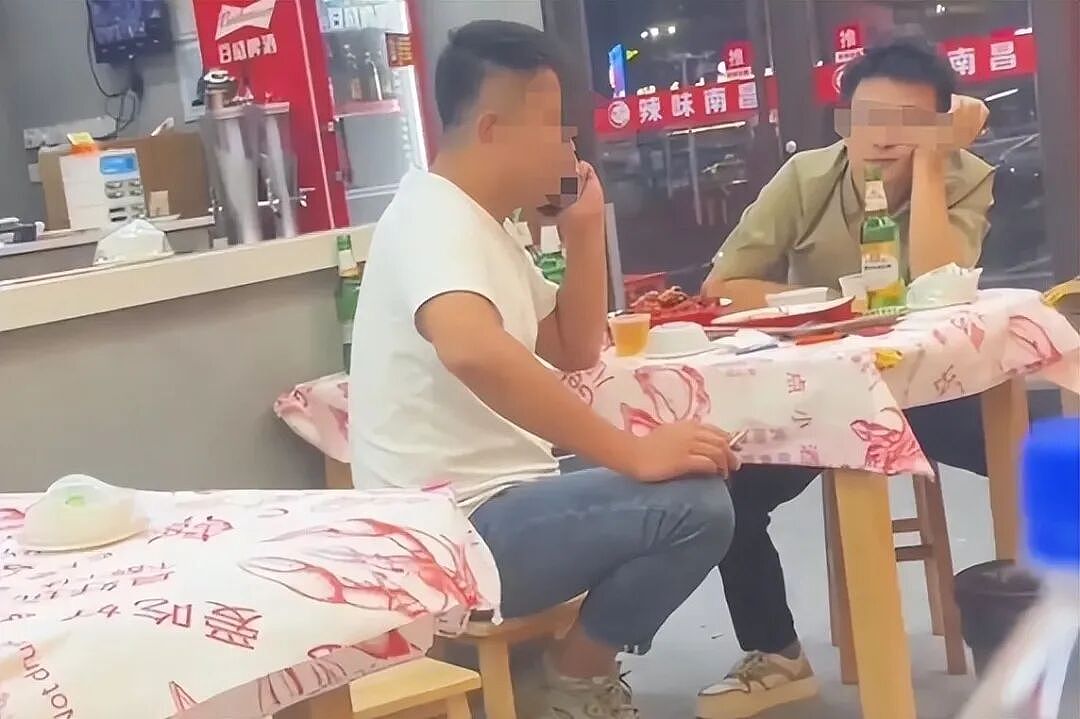 露背装女生吃饭被猥琐男摸头，看完现场视频却有人怪她穿黑丝（视频/组图） - 9