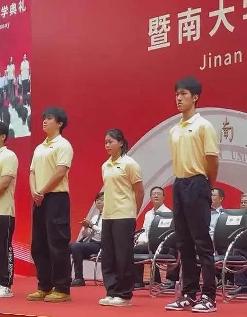 全红婵参加暨南大学开学典礼，校领导为她颁发校徽（组图） - 2