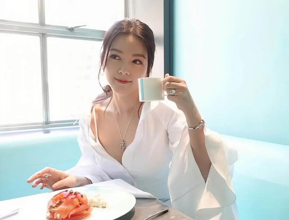 香港知名女星宣布离婚，恢复单身将复出拍剧，择偶优先考虑爱狗人士（组图） - 4